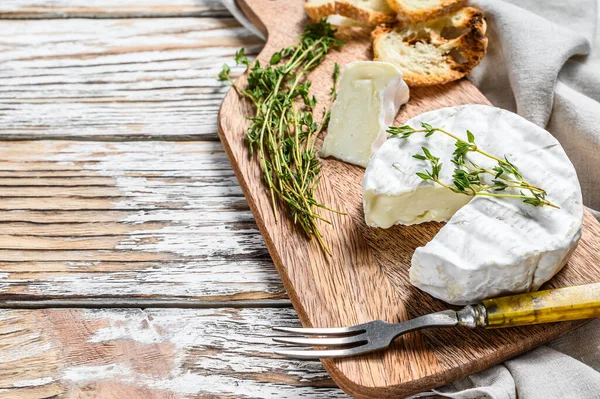 Queijo Brie Francês Com Uvas Fundo Branco Vista Superior Espaço — Fotografia de Stock