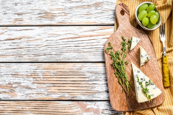 Triângulo Queijo Azul Com Uvas Fundo Madeira Branco Vista Superior — Fotografia de Stock