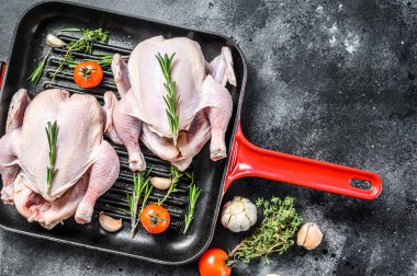 Kekik ve baharatlı tam çiğ tavuk. Siyah arka plan. Üst Manzara. Boşluğu kopyala.