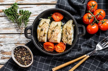 Izgara balık mı yoksa tavada kömür balığı filetosu mu? Beyaz arka plan. Üst görünüm.