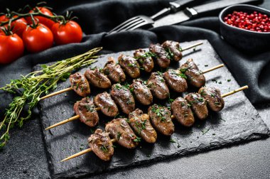 Şiş ve ızgara tavuk kalbi. Yakitori. Siyah arka plan. Üst görünüm.