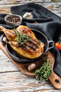 Bütün organik tavuğu kekik ile kızarttım. Beyaz arka plan. Üst görünüm.