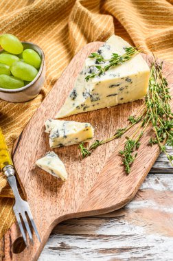 Üzümlü mavi peynir üçgeni. Beyaz ahşap arka plan. Üst Manzara. Boşluğu kopyala.