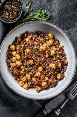 Nohut ve kekik ile kinoa salatası. Süper yemek. Siyah arka plan. Üst görünüm.