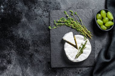 Üzümlü Fransız peyniri. Siyah arka plan. Üst Manzara. Boşluğu kopyala.