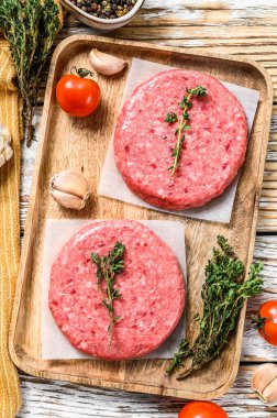 Kıymalı börek, çiğ kıymalı biftek. Beyaz arka plan. Üst görünüm.