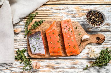 Kekikli tuzlu somon filetosu. Beyaz ahşap arka plan. Üst görünüm.