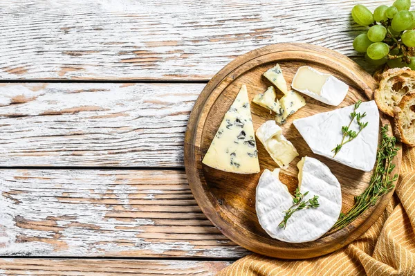 Assorted Cheeses Wooden Cutting Board Camembert Brie Blue Cheese Grapes — Stock Photo, Image