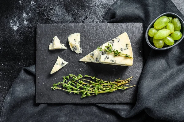 Triângulo Queijo Azul Com Uvas Tábua Corte Fundo Preto Vista — Fotografia de Stock