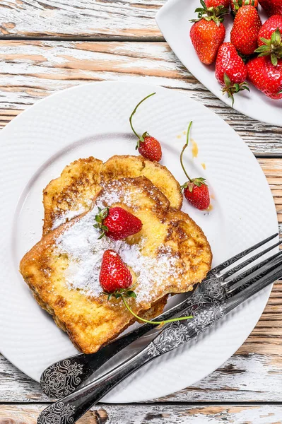 Zwei Gebratene French Toast Mit Puderzucker Und Erdbeeren Weißer Hintergrund — Stockfoto