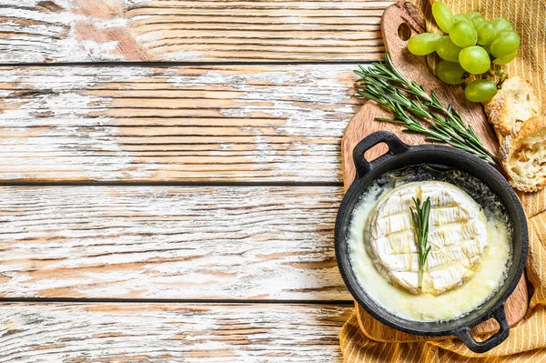 Camembert Cozido Forno Com Alecrim Uma Panela Fundo Madeira Branco — Fotografia de Stock