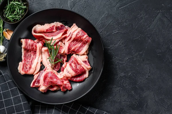 Rauwe Runderspek Gemarmerd Vlees Een Bord Zwarte Achtergrond Bovenaanzicht Kopieerruimte — Stockfoto