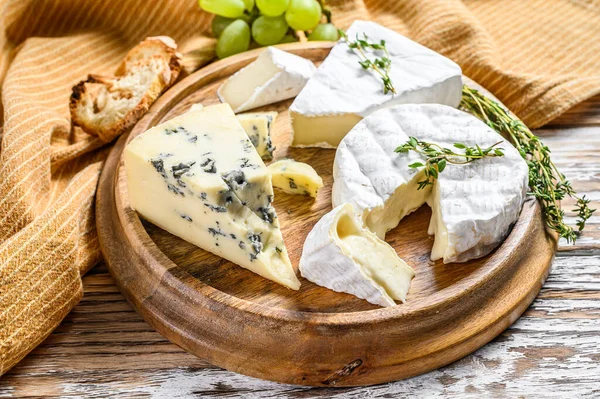 Assorted Cheeses Wooden Cutting Board Camembert Brie Blue Cheese Grapes — Stock Photo, Image