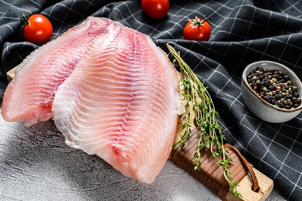 Tilapia Filet Auf Einem Schneidebrett Mit Thymian Und Rosa Pfeffer — Stockfoto