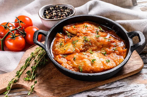 Pesce Ippoglosso Forno Una Padella Con Salsa Pomodoro Fondo Legno — Foto Stock