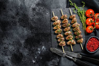 Şiş ve ızgara tavuk kalbi. Yakitori. Siyah arka plan. Üst Manzara. Boşluğu kopyala.
