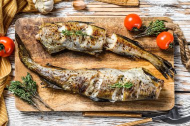 Taze kekik ve domatesli nefis ızgara pollock. Beyaz arka plan. Üst görünüm.