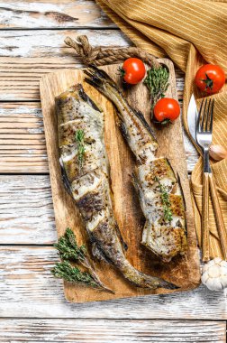 Taze kekik ve domatesli nefis ızgara pollock. Beyaz arka plan. Üst görünüm.