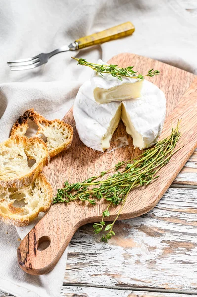 Queijo Brie Francês Com Uvas Fundo Branco Vista Superior — Fotografia de Stock