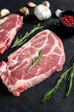 Taze domuz eti. Mermer et. Siyah arka plan. Üst görünüm.