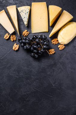 Farklı lezzetli peynir türleri. Siyah arka plan. Üst Manzara. Metin için boşluk.