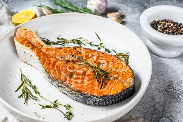 鮭のステーキのロースト 健康的な魚介類 灰色の背景 トップ表示 — ストック写真