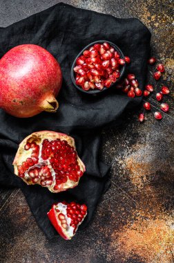 Olgun nar. Organik meyve. Siyah arka plan. Üst görünüm.