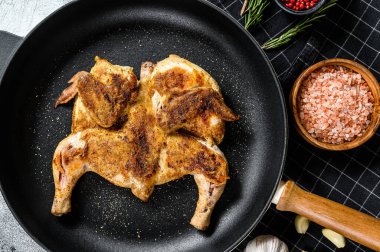 Biberiyeli ızgara tavuk. Gri arka plan. Üst görünüm.