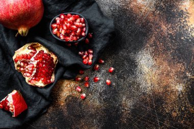 Olgunlaşmış kırmızı nar. Organik meyve. Siyah arka plan. Üst Manzara. Metin için boşluk.