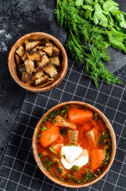 Ulusal Rus ve Ukrayna Borsch pancar kökü çorbası ahşap bir kase içinde. Siyah arka plan. Üst görünüm.