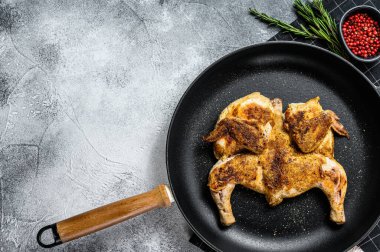 Biberiyeli ızgara tavuk. Gri arka plan. Üst Manzara. Metin için boşluk.