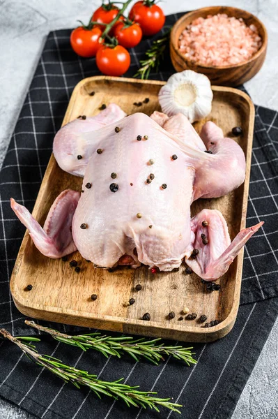 Concetto Cottura Pollo Intero Ingredienti Rosmarino Sale Rosa Aglio Pomodorini — Foto Stock