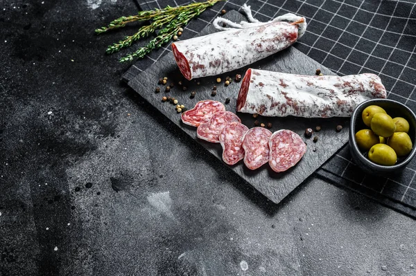 Salame Secco Spagnolo Fuet Fondo Nero Vista Dall Alto Spazio — Foto Stock