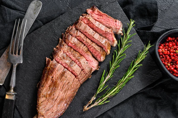 Márványmarhahúsos Steak Közepesen Átsütve Egy Fekete Kőtáblán Fekete Háttér Felülnézet — Stock Fotó
