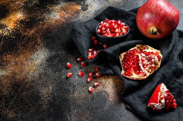 Rode Rijpe Granaatappel Biologisch Fruit Zwarte Achtergrond Bovenaanzicht Ruimte Voor — Stockfoto