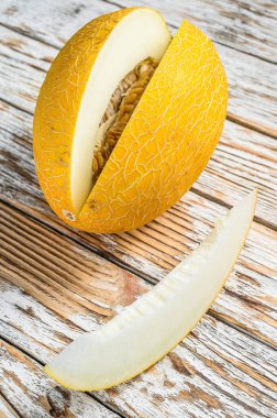 Sarı olgun kesim kavun. Beyaz ahşap arka plan. Üst görünüm.