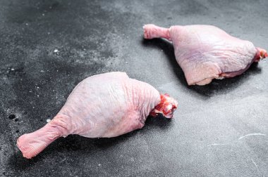 Bedava çiğ ördek bacağı. Siyah arka plan. Üst görünüm