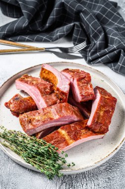 Soslu domuz pirzolası. Gri arka plan. Üst görünüm.