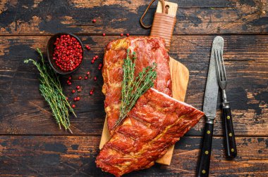 Baharatlı domuz pirzolası. Koyu ahşap arka plan. Üst görünüm.