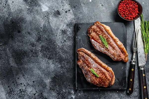 Gegrilde Plateau Biefstuk Een Stenen Snijplank Zwarte Achtergrond Bovenaanzicht Kopieerruimte — Stockfoto