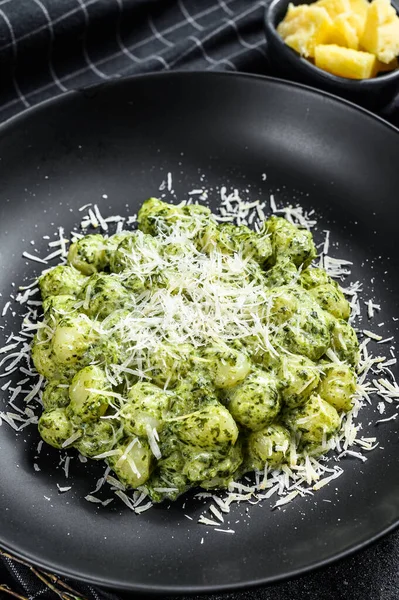 Kartoffelgnocchi Mit Pesto Parmesan Und Spinat Italienische Pasta Schwarzer Hintergrund — Stockfoto