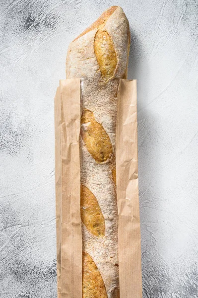 Verse Stokbrood Een Papieren Ambachtelijke Tas Grijze Achtergrond Bovenaanzicht — Stockfoto