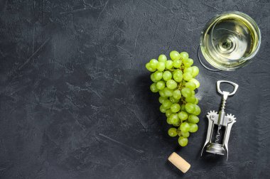 Üzüm ve mantarlı şarap kadehleri. Şarap yapma kavramı. Siyah arka plan. Üst Manzara. Boşluğu kopyala.