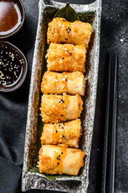 Geleneksel Çin sebzeli börekler. Vejetaryen yemeği. Siyah arka plan. Üst görünüm.