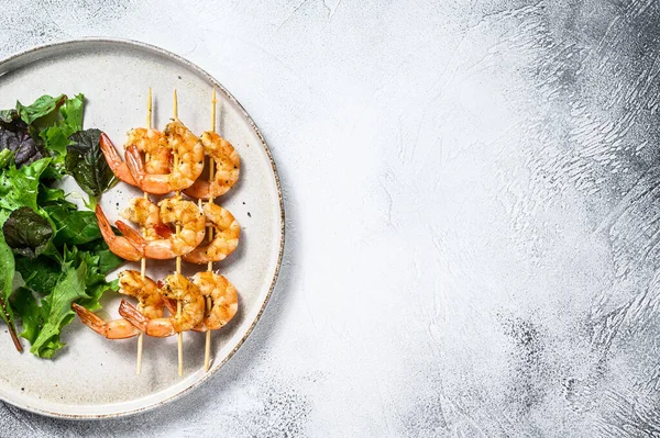 Gegrillte Garnelen Garnelenspieße Mit Kräutern Knoblauch Dönerspieße Grauer Hintergrund Ansicht — Stockfoto