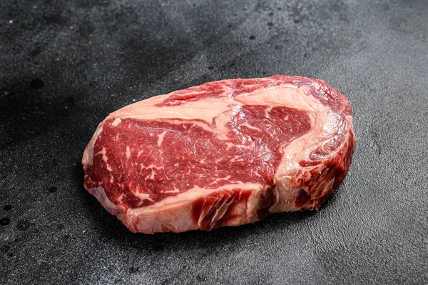 Nyers Steak Ribeye Fekete Angus Bordaszem Fekete Háttér Felülnézet — Stock Fotó