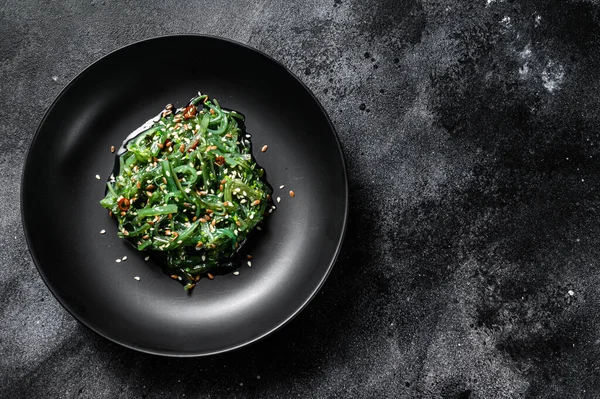 Köstlicher Frischer Algensalat Schwarzer Hintergrund Ansicht Von Oben Kopierraum — Stockfoto