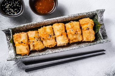 Kızarmış börek ve sebze. Vejetaryen yemeği. Beyaz arka plan. Üst görünüm.