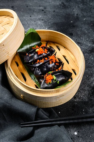 Gestoomde Dumplings Dim Sum Bamboe Stoomboot Zwarte Achtergrond Bovenaanzicht — Stockfoto