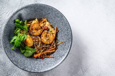 Tayland usulü karidesli erişte, karides. Pad Thai yemeği. Beyaz arka plan. Üst Manzara. Boşluğu kopyala.